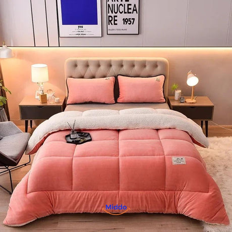 couverture pondérée en laine veloutée coloris orange rosé drapée sur un lit