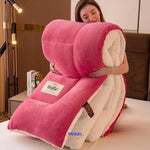 couverture pondérée en laine veloutée rose enroulée, tenue par une femme