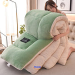 couverture pondérée en laine veloutée coloris vert, présentée enroulée