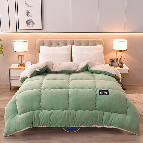 couverture pondérée en laine veloutée coloris vert présentée sur lit, fond blanc