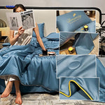 couverture rafraîchissante bleue en situation, portée par un modèle pour illustrer le confort au quotidien