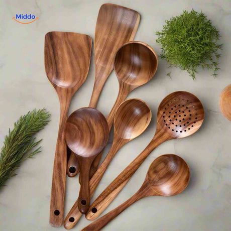 cuillères de cuisine et spatules en bois de teck posées sur une table, vue d'ensemble
