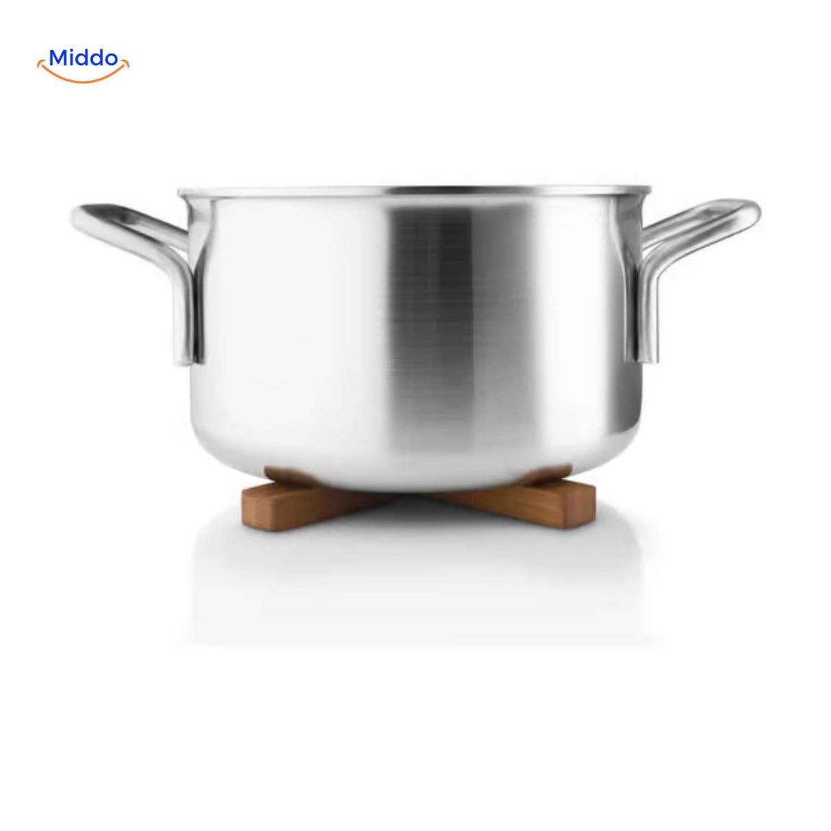 casserole en inox posée sur un dessous de verre en bois naturel à la finition soignée