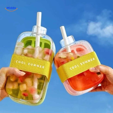 deux gourdes à glaçons avec boisson aux fruits et paille utilisées en extérieur