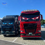 deux panneaux LED matrix montés sur des camions avec un éclairage unique et personnalisé