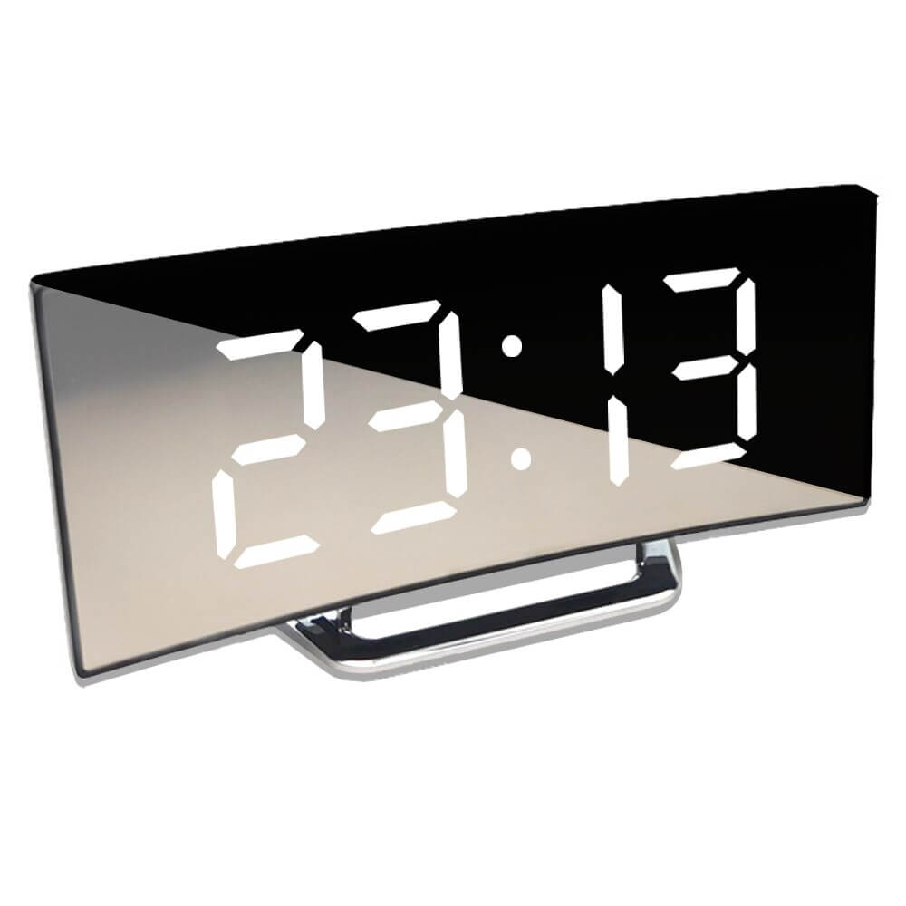 Dichtbij schot van digitale wekker met tijd 23:13 in wit.