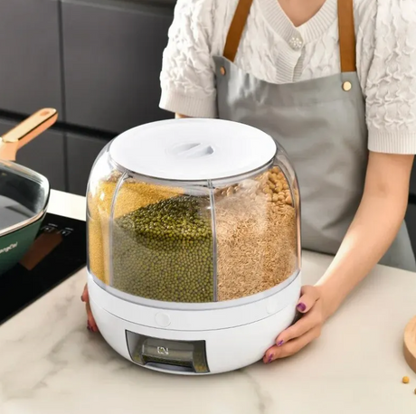 distributeur de céréales rotatif blanc tenu en main, compartiments remplis de pois chiches, pois verts et riz multicéréales