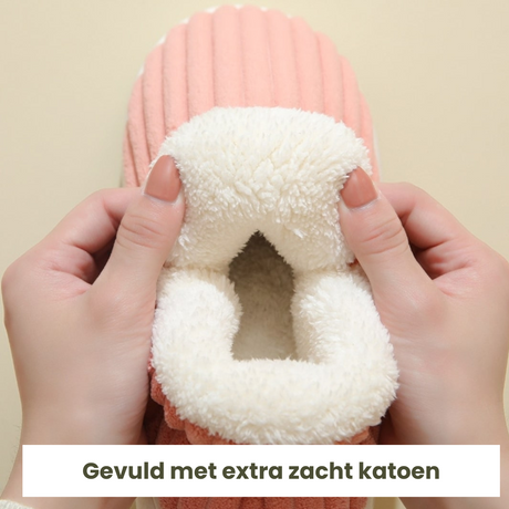 gros plan sur la doublure intérieure ultra-douce en fleece blanc d'un chausson rose