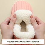 gros plan sur la doublure intérieure ultra-douce en fleece blanc d'un chausson rose