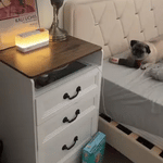 dreamglow speaker op nachtkastje met sfeervol warm licht voor slaapkamer www.middo.nl