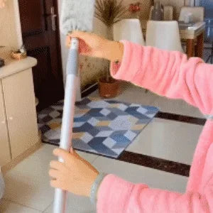 femme utilisant le chiffon télescopique extensible dans son salon pour faire le ménage
