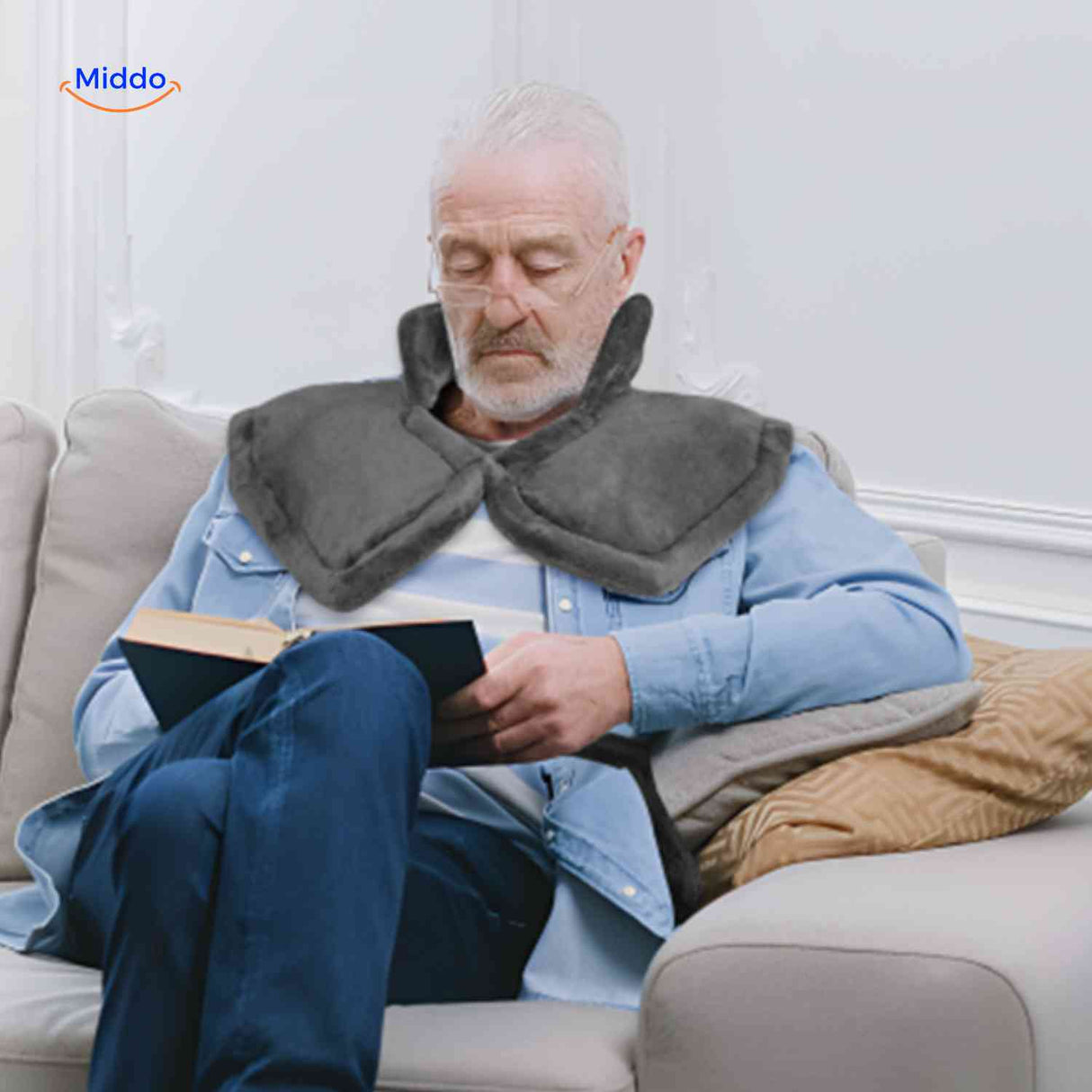 écharpe chauffante pour seniors, parfaite pour lire confortablement tout en gardant la nuque au chaud
