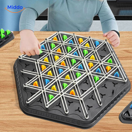 gros plan des pièces triangulaires et élastiques du jeu de réflexion brainflex