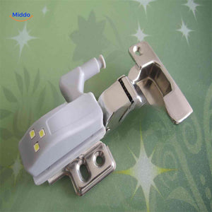 lampe led fixee sur la charniere d'une porte d'armoire en bois