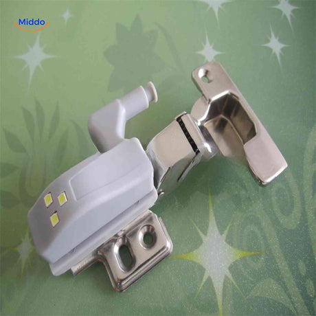 lampe led fixee sur la charniere d'une porte d'armoire en bois