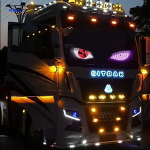 écran LED flexible avec effets lumineux larges et multicolores monté sur un camion de nuit