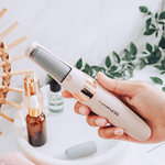 main tenant l'éliminateur de callosités électrique rechargeable pour la pédicure