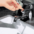 embout de robinet rotatif 1080° en action, démonstration du pivotement fluide sous l'eau