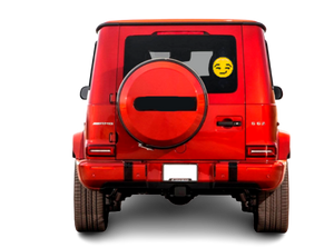 jeep rouge avec emoji pixel affiche sur la vitre arriere, fond damier noir et gris