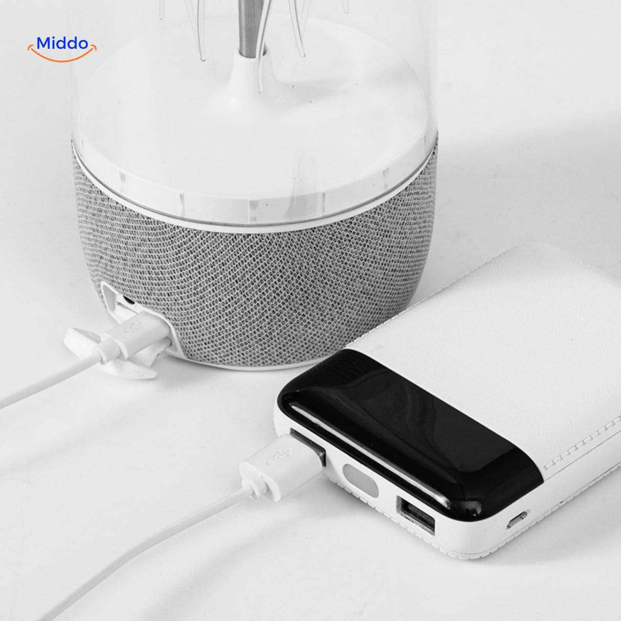 gros plan de l'enceinte bluetooth portable en cours de chargement via cable usb