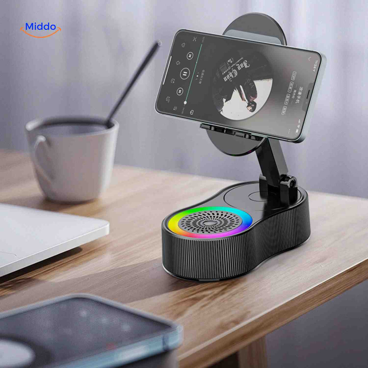 enceinte sans bluetooth avec musique diffusée depuis un téléphone posé sur le support