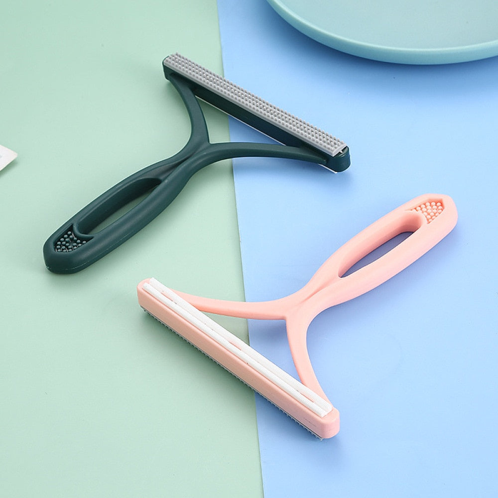 deux enleveurs de poils hairaway coloris vert et rose sur fond coloré