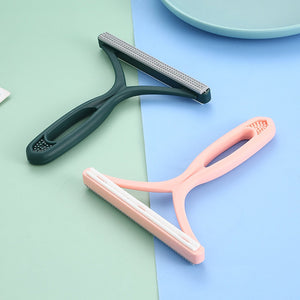 deux enleveurs de poils hairaway coloris vert et rose sur fond coloré
