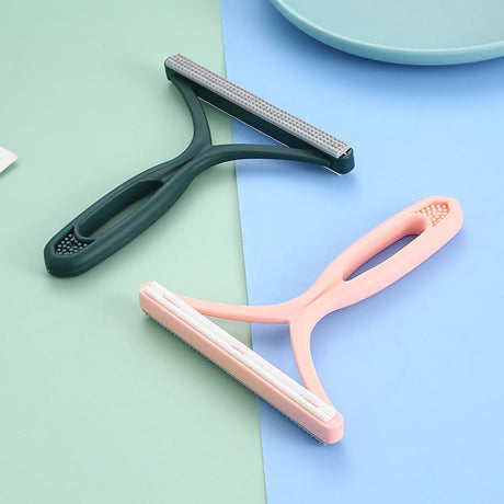 deux enleveurs de poils hairaway coloris vert et rose sur fond coloré