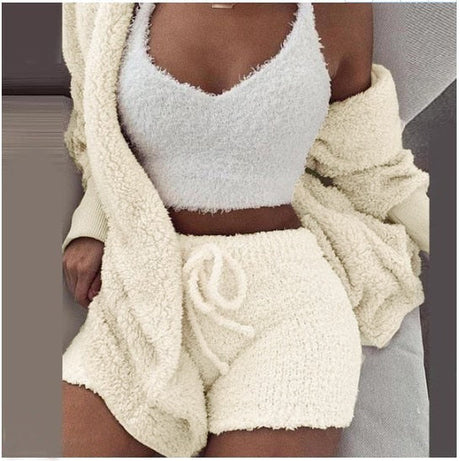 femme en ensemble confort 3 pièces coloris crème, avec top, short et veste