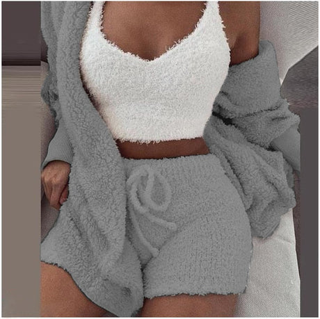 femme en ensemble confort 3 pièces gris : top, short et veste coordonnés