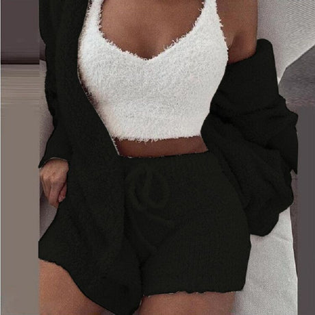 femme en ensemble confort 3 pièces noir avec top blanc, short et veste assortis
