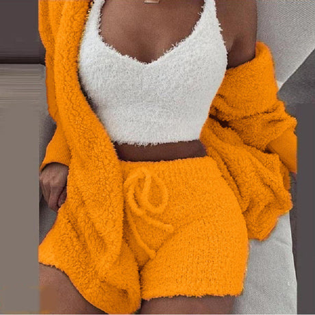 femme portant l'ensemble confort 3 pièces orange : short, top et veste assortis