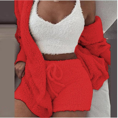 femme portant l'ensemble confort 3 pièces rouge avec top blanc, short et veste