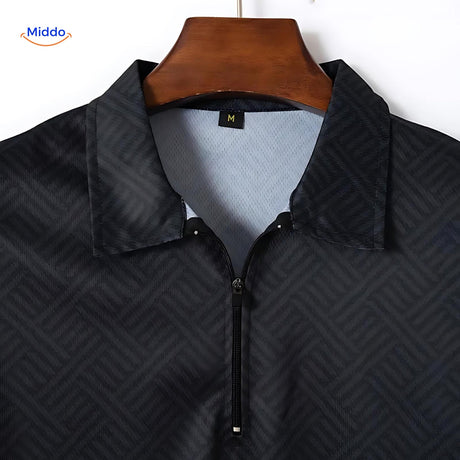 gros plan sur la chemise légère noire de l'ensemble estival, détail du tissu aéré