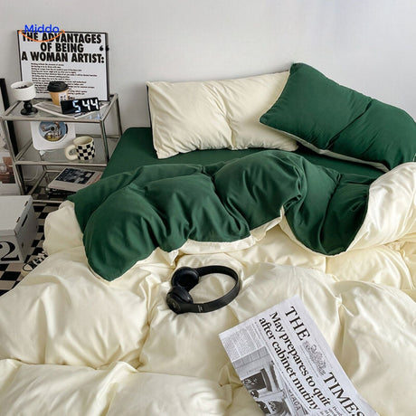 ensemble de literie en coton doux bleu et crème posé sur un lit confortable