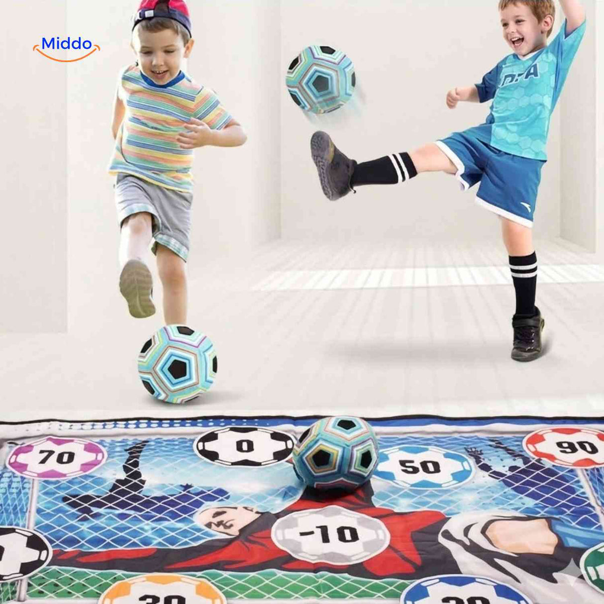 enfants s'entraînant à tirer au football à l'intérieur de la maison