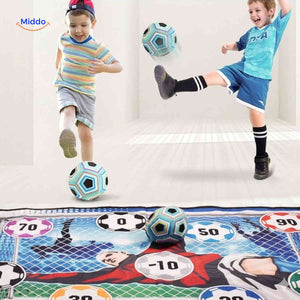 enfants s'entraînant à tirer au football à l'intérieur de la maison