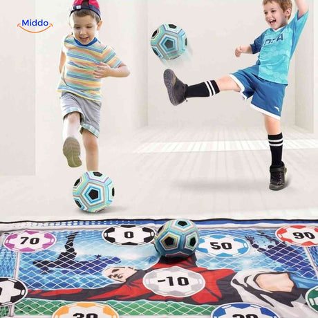 enfants s'entraînant à tirer au football à l'intérieur de la maison