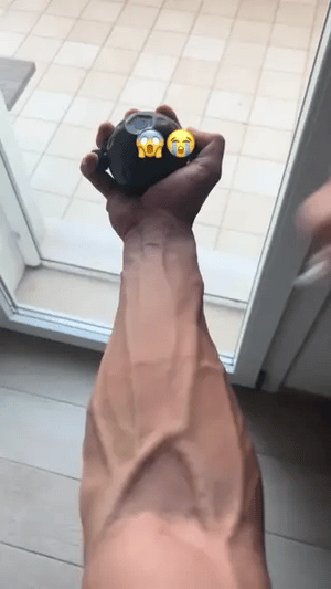 entrainement intensif de la force des mains avec balle de massage GripFlex