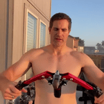 homme utilisant l'appareil d'entraînement pour les bras lors d'un workout en extérieur