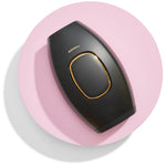 épilateur IPL coloris noir posé sur fond rose pastel