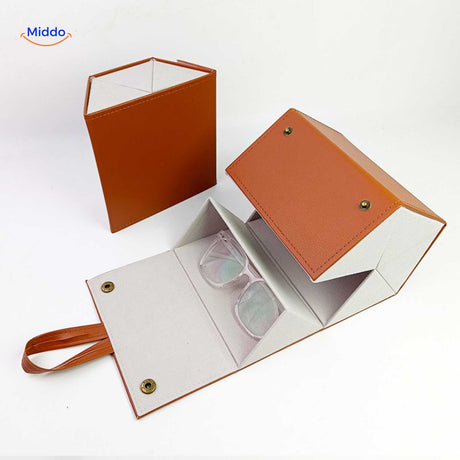 étui à lunettes caramel 2 compartiments ouvert avec une paire de lunettes transparentes rangée