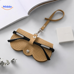 gros plan sur l'étui à lunettes en cuir PU, détail de la fermeture magnétique sécurisée