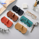 étui à lunettes compact en situation, protège vos lunettes de lecture ou soleil en déplacement