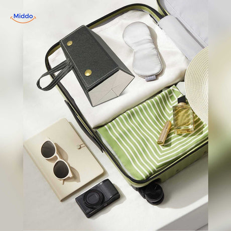 étui à lunettes pliable noir 2 compartiments posé dans une valise, idéal pour les voyages