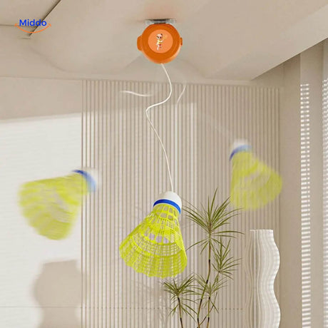 exercice de badminton en intérieur à domicile avec l'entraîneur solo spinpro