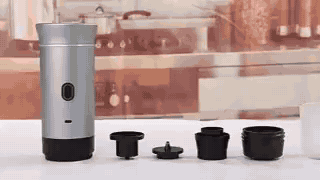 espresso fraîchement préparé dans la machine à expresso portable 3-en-1