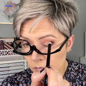 application de fard à paupières avec précision grâce aux lunettes maquillage à lentille unique