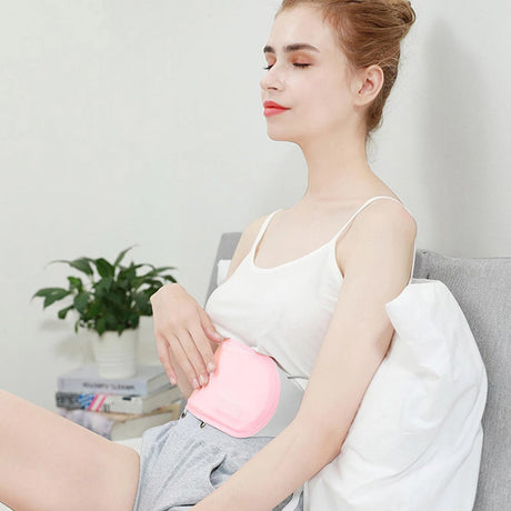 femme utilisant le coussin huggy pour soulager les crampes menstruelles et les douleurs de dos