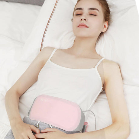 femme detendue avec le coussin chauffant huggy pose sur le ventre pour soulager les regles